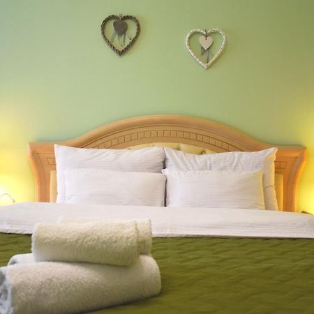 Renewed Central Apartment ลวีฟ ภายนอก รูปภาพ