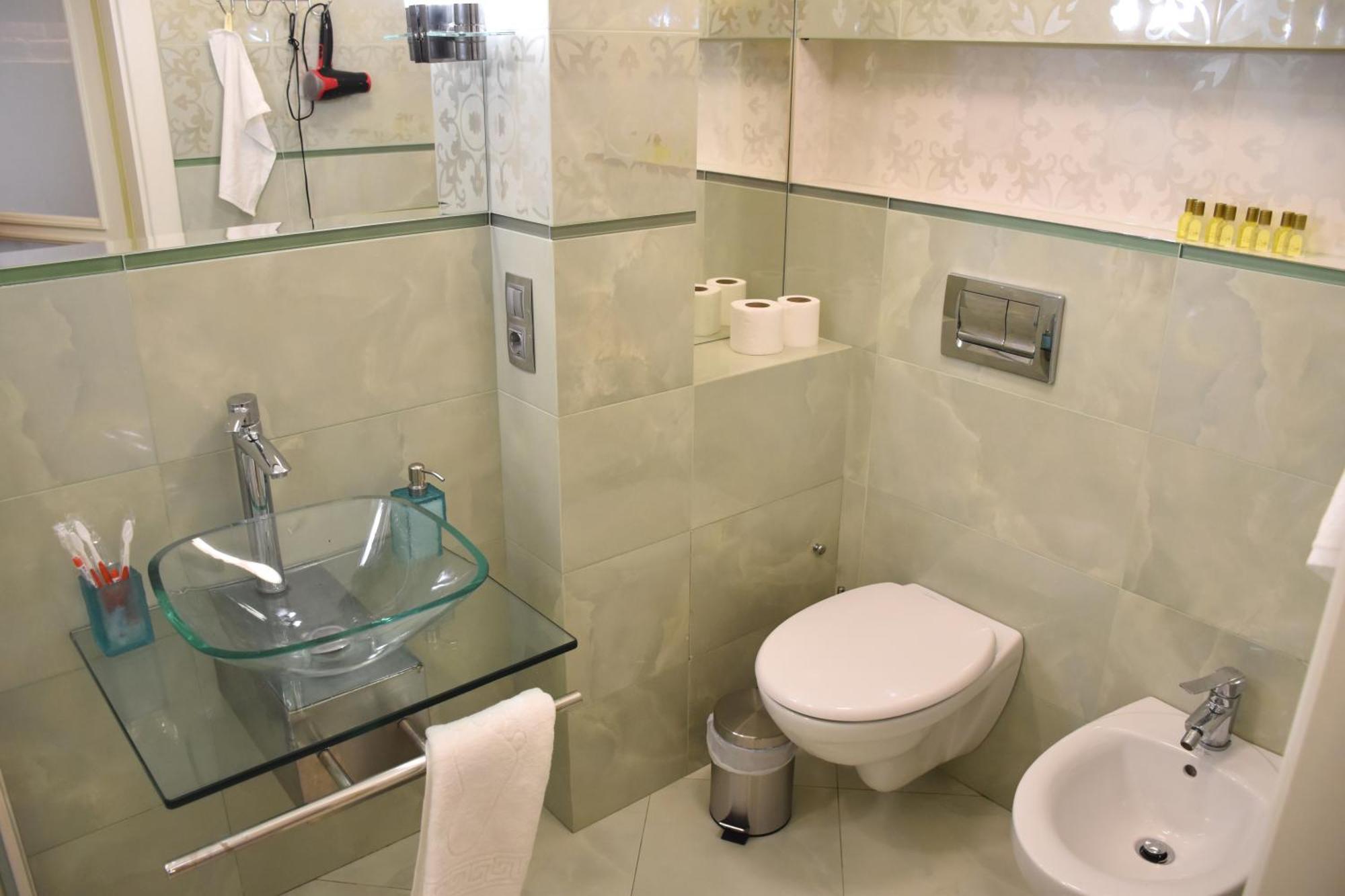 Renewed Central Apartment ลวีฟ ภายนอก รูปภาพ